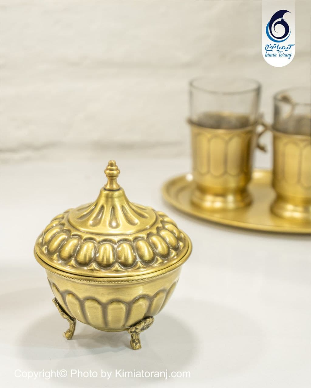 سرویس سماور برنجی ۱ لیتری در چیدمان چای‌خوری سنتی