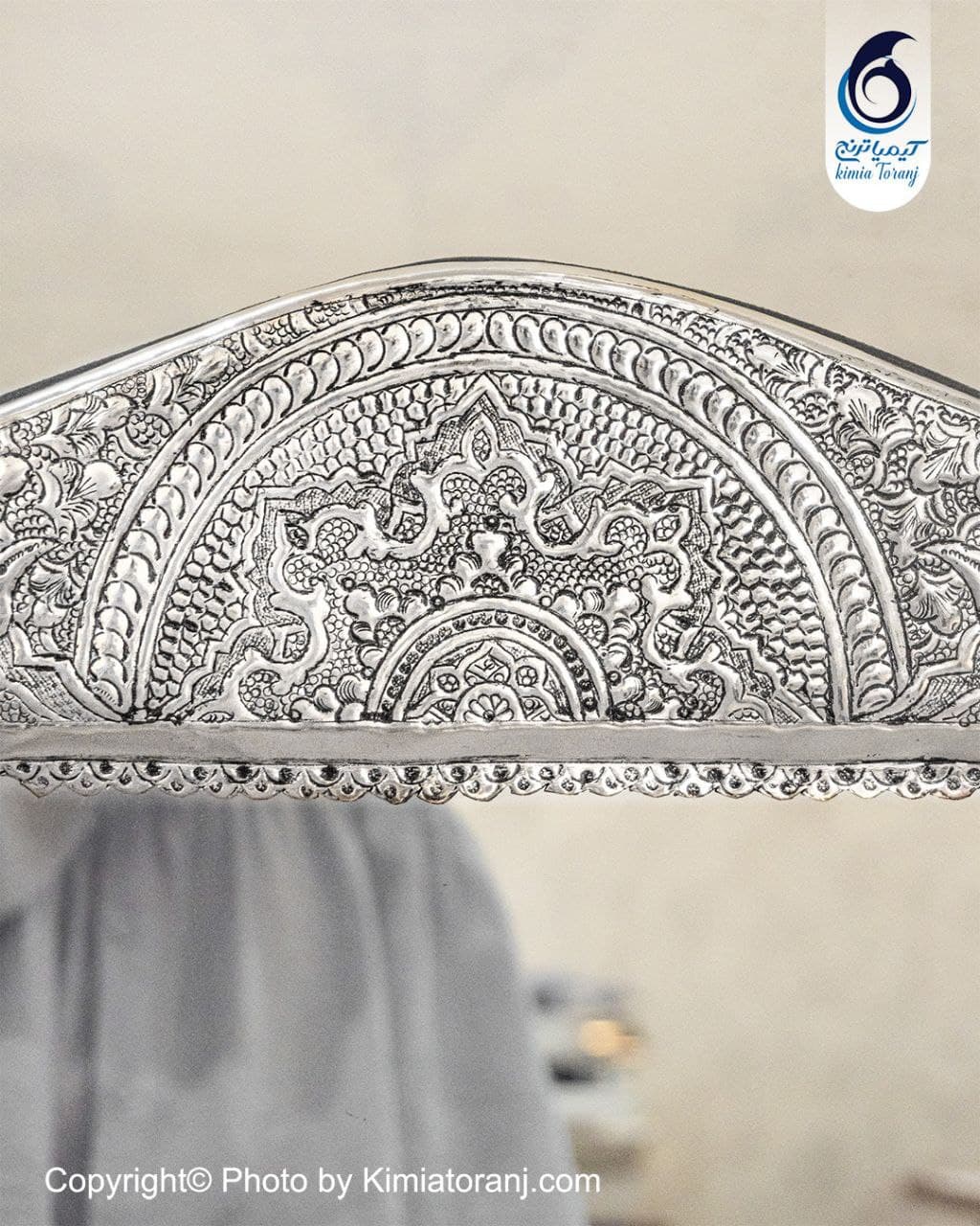 نمای نزدیک قلم اسلیمی آینه شمعدان چهارگوش تاجدار شبه نقره سیاه قلم