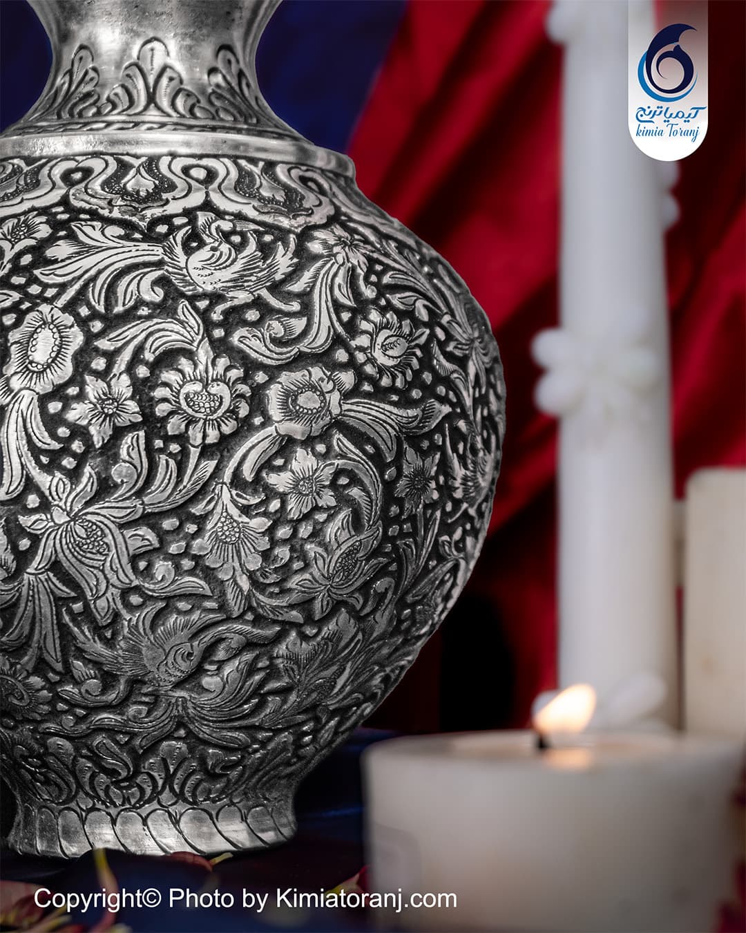 جزئیات نقش گل و مرغ قلم‌زنی‌شده روی بدنه سنبلدان شکمی برنجی