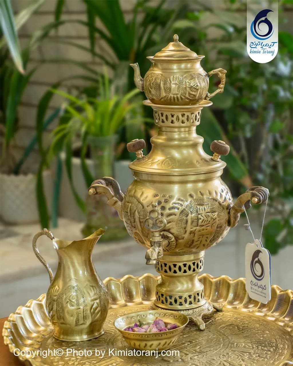 چیدمان سرویس سماور ذغالی قلمزنی برای پذیرایی
