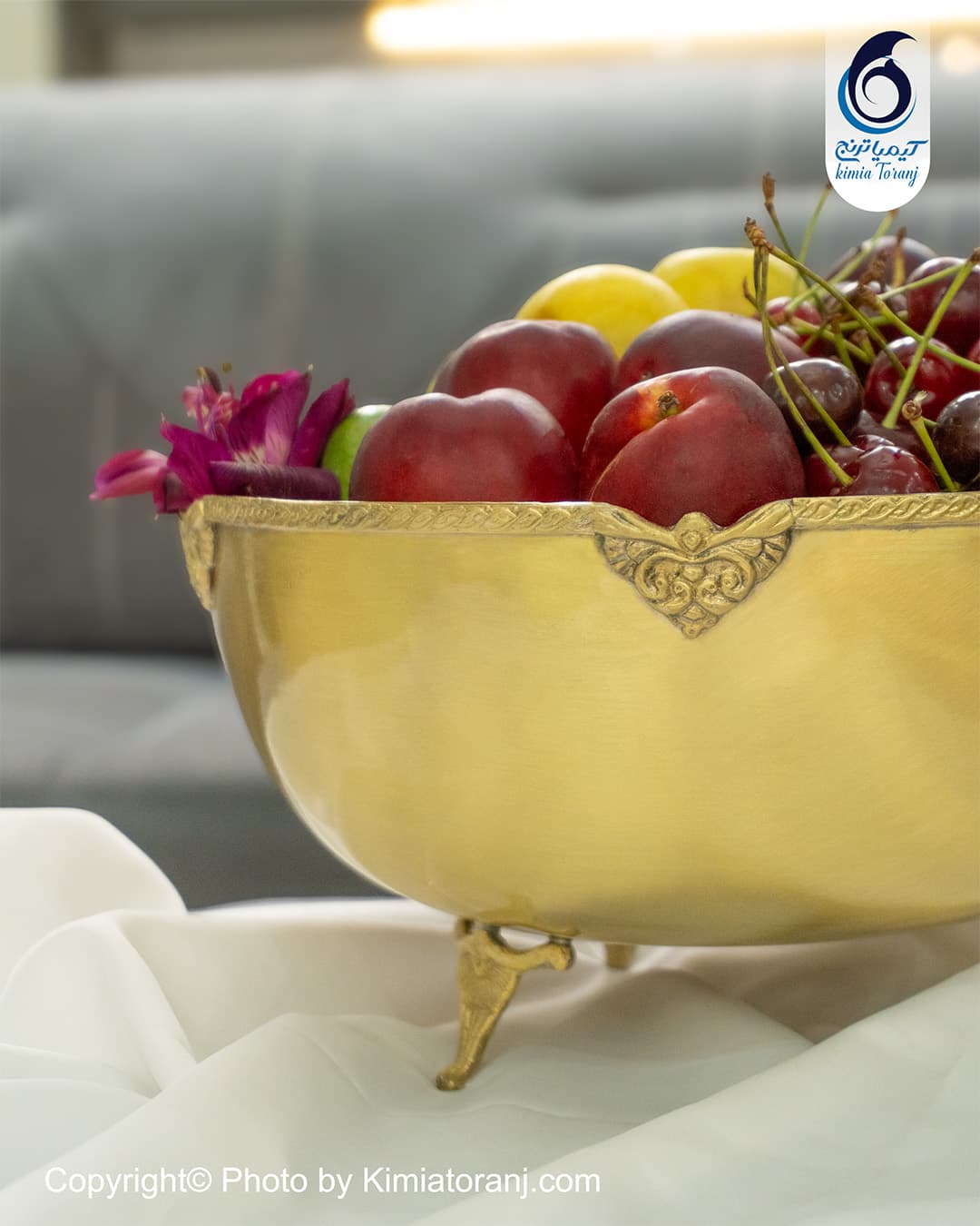 جزئیات لبه زهه روی میوه خوری برنجی سه پایه