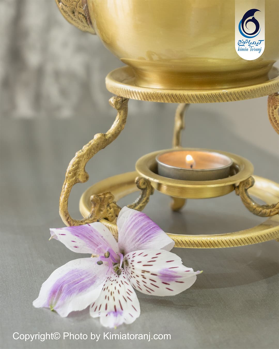 نمای نزدیک قوری برنجی و جای وارمر