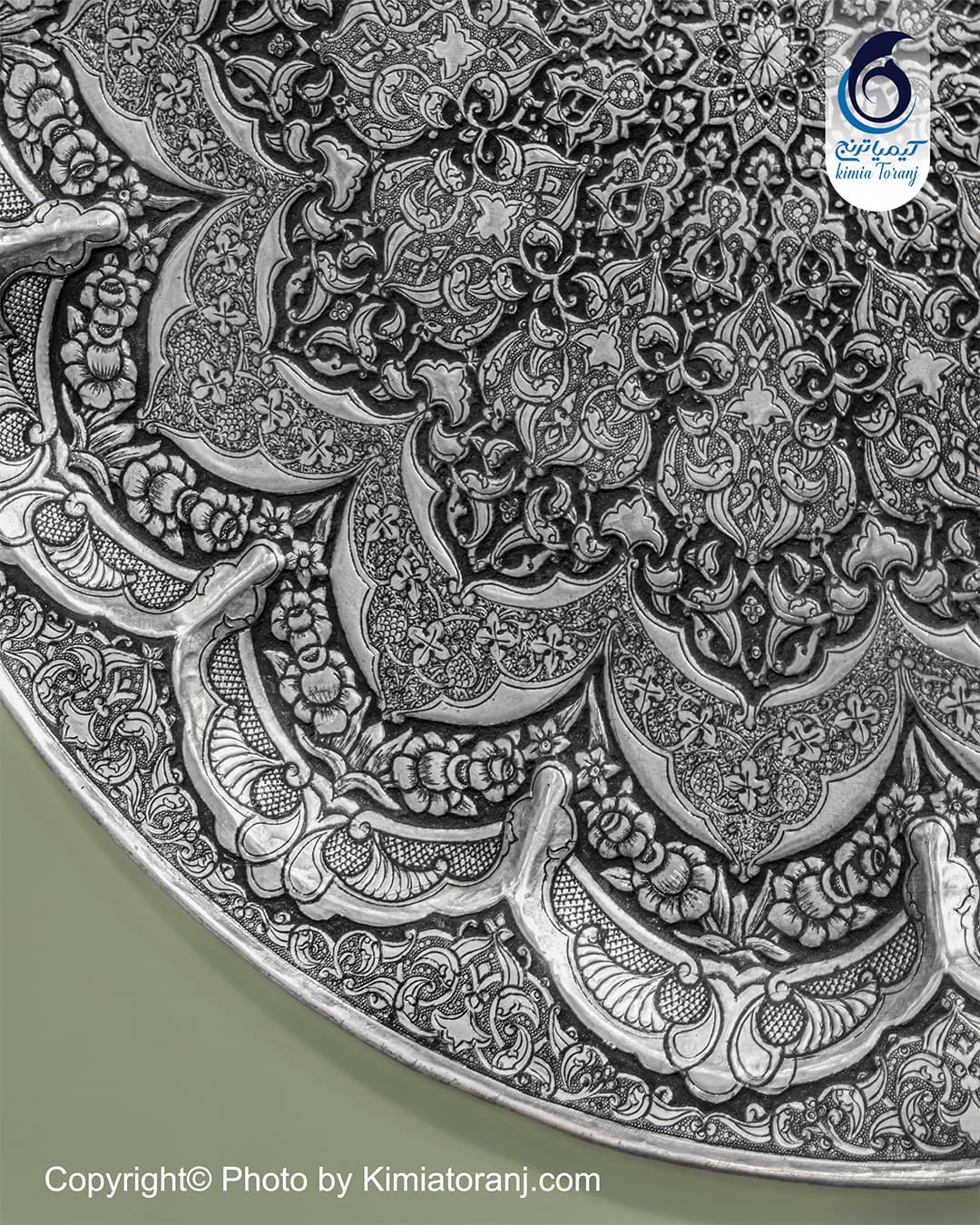جزئیات نقوش اسلیمی قلم‌زنی روی دیوارکوب مسی
