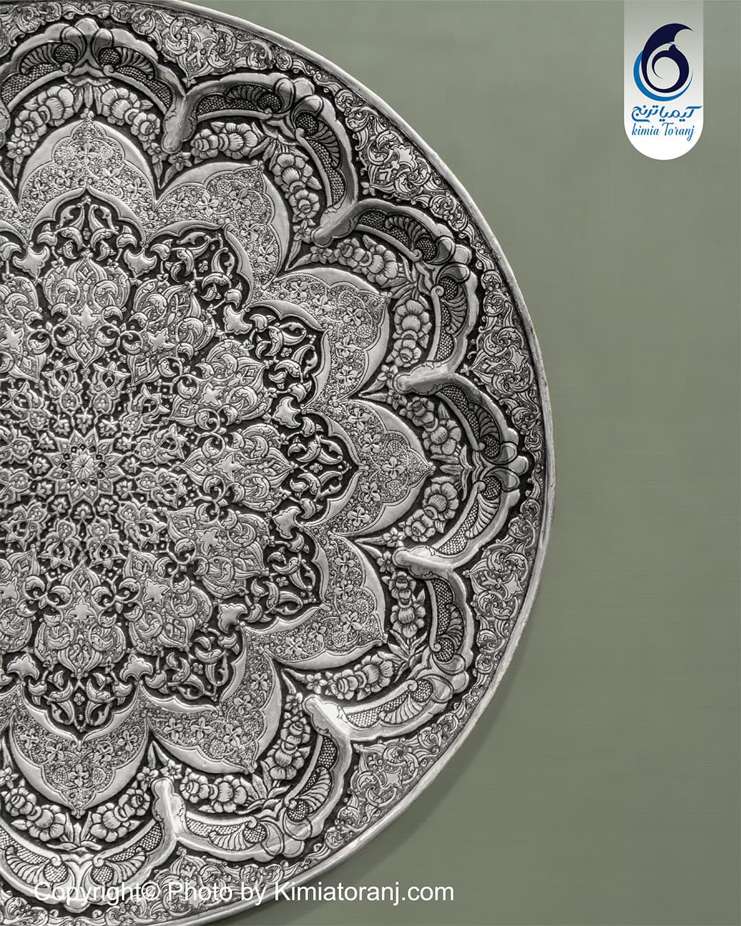 نمای نزدیک روکش قلع روی دیوارکوب قلم‌زنی اسلیمی