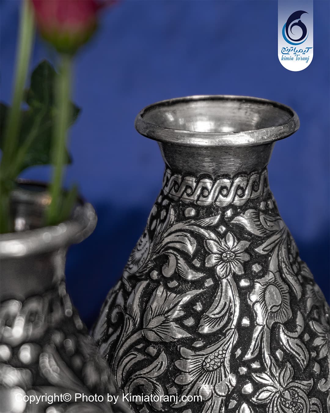 نمای نزدیک جزئیات نقش گل و مرغ روی گلدان شکمی قلم‌زنی