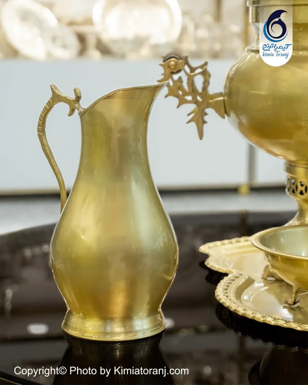 چیدمان سماور زغالی ۶ لیتری برنجی در فضای پذیرایی سنتی
