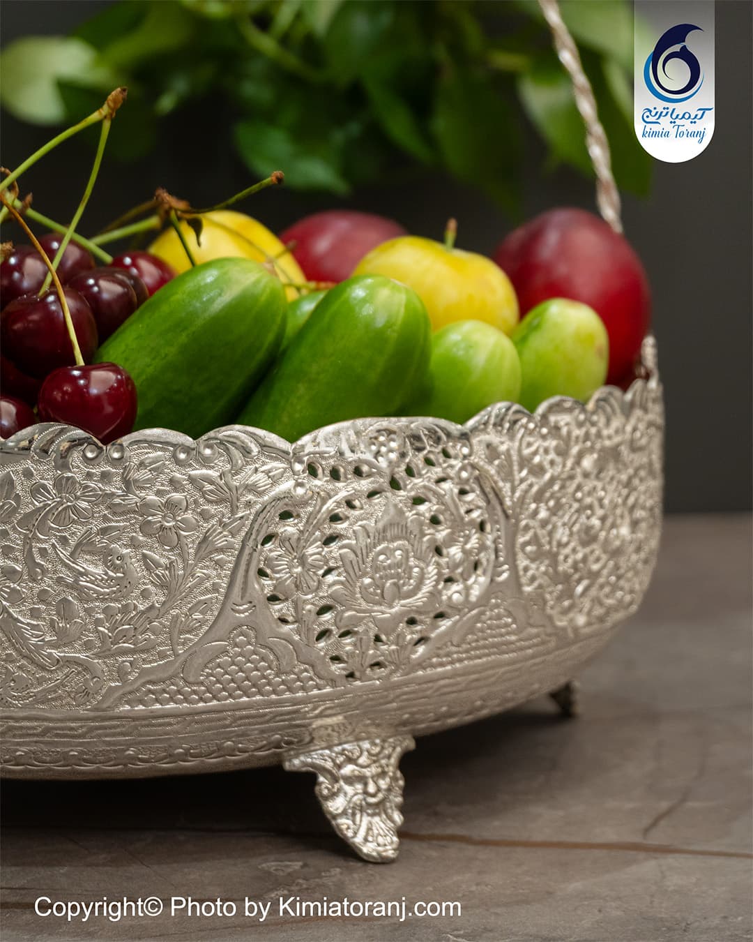 جزئیات قلمزنی گل و مرغ روی میوه خوری شبه نقره