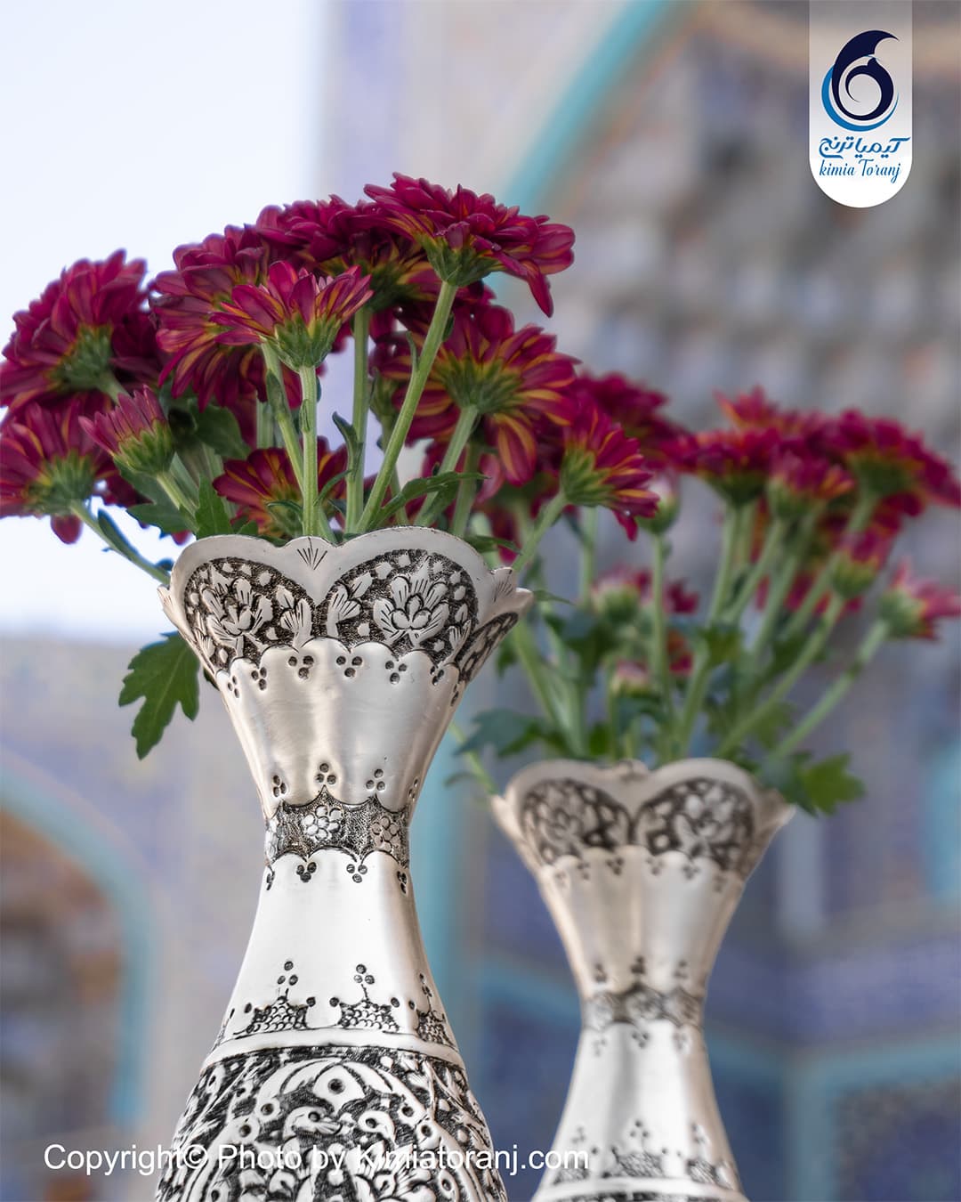جزئیات پرداخت پتینه نقره‌نما روی گلدان برنجی قلم‌زنی گل و مرغ