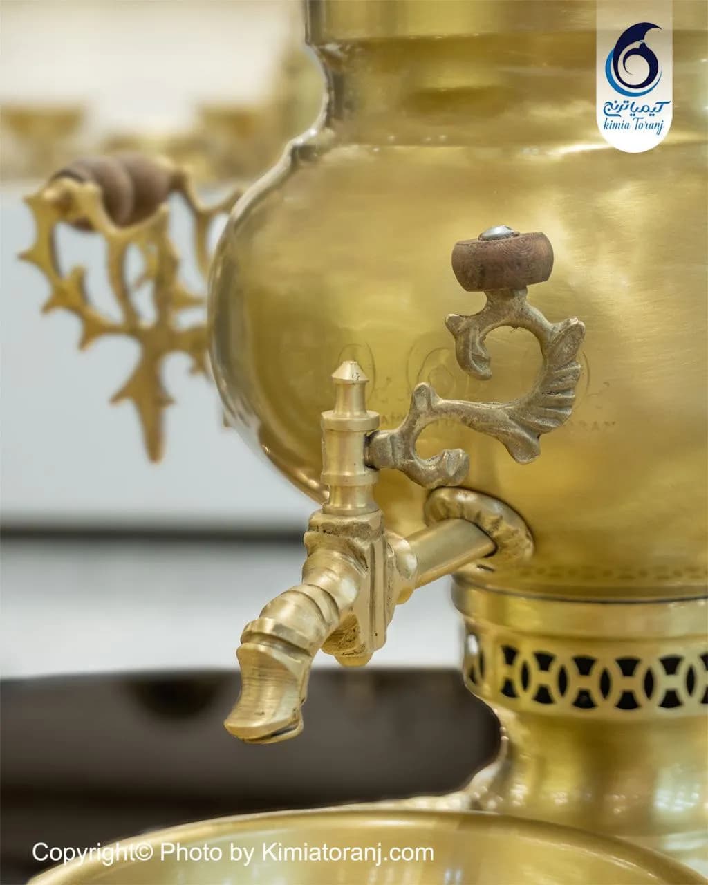 نمای فرم عدسی و بدنه ساده سماور برنجی ۶ لیتری