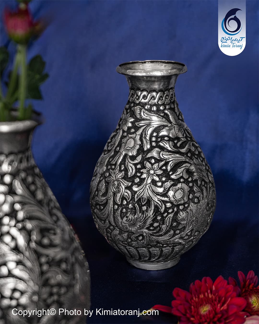 نمای روبه‌روی گلدان شکمی کوچک با نقش گل و مرغ قلم‌زنی