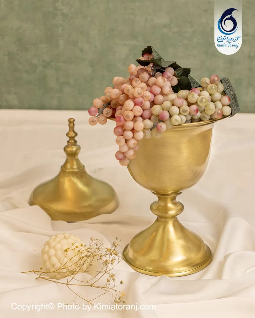 نمای کامل شکلات خوری کاپی پایه‌دار برنجی با ارتفاع ۳۷ سانتی‌متر