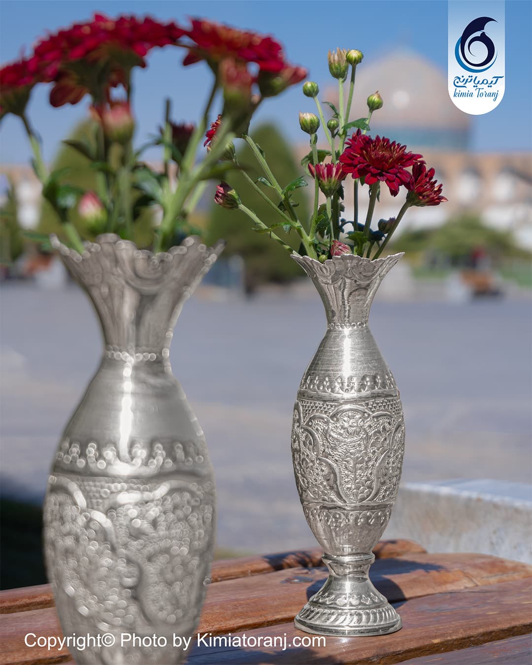 نمای روبه‌روی گلدان موشکی سفید قلم‌زنی گل و مرغ با ارتفاع ۲۰ سانتی‌متر