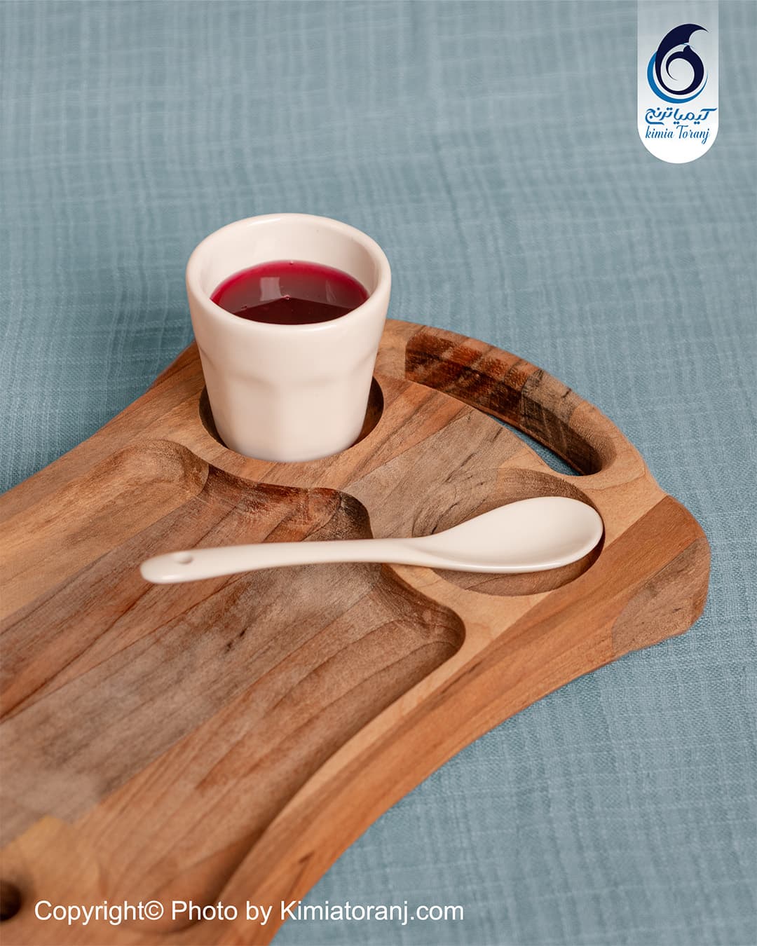 جزئیات چوب طبیعی و روکش پلی استر سینی چوبی کمرباریک دو شات