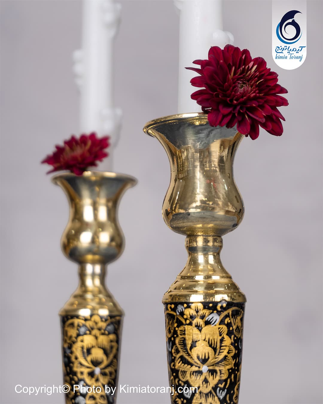 جزئیات نقاشی زرینه تشعیر روی شمعدان تک‌سر برنجی