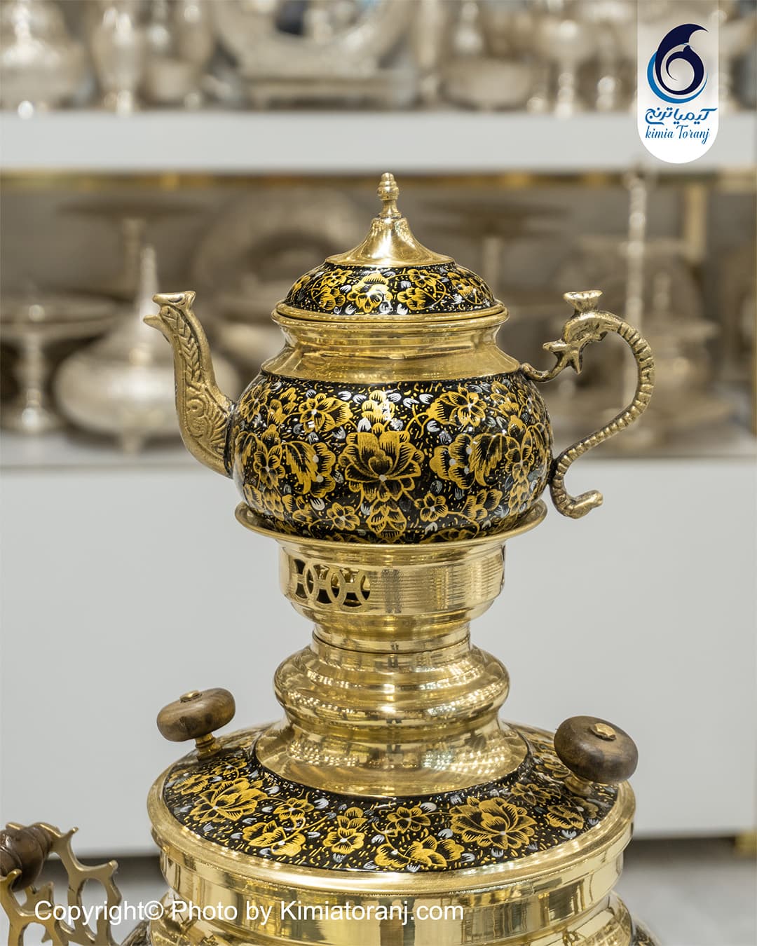 نمای روبه‌روی سماور عدسی برنجی ۶ لیتری با تزئینات زرینه