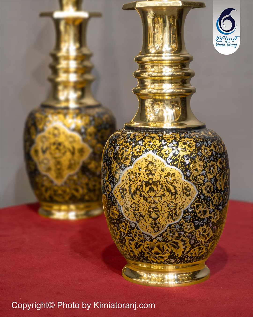 جزئیات نقاشی زرینه تشعیر روی تنگ تزئینی برنجی