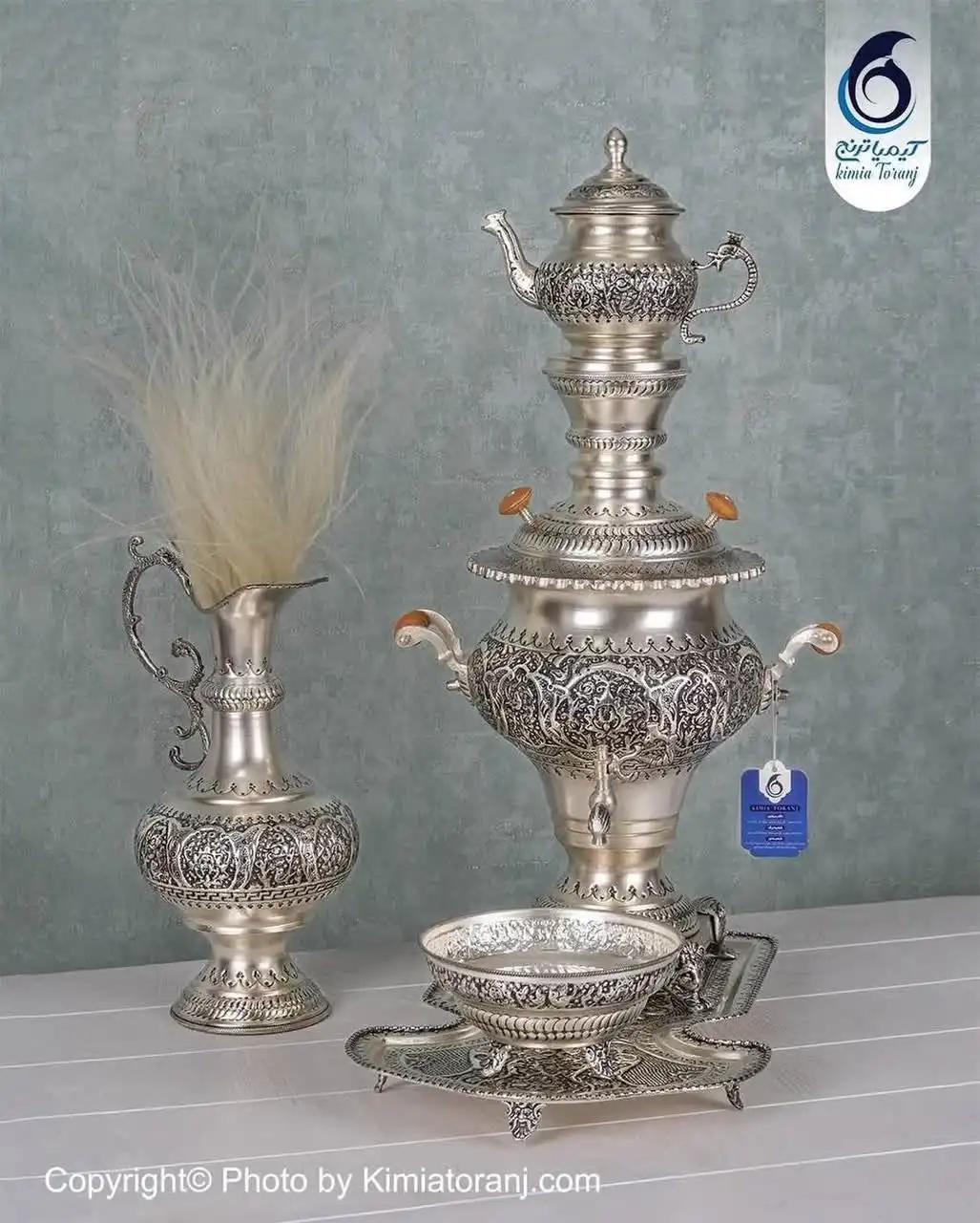 سماور شبه‌نقره با طراحی کلاسیک و قلمزنی ظریف از کیمیا ترنج