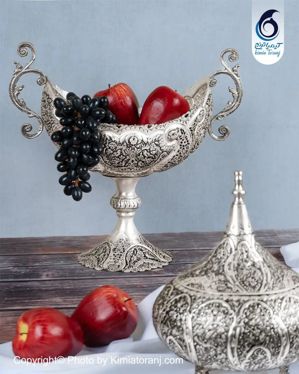 کشکول شبه‌نقره پایه‌دار با طراحی گل‌برجسته از کیمیا ترنج