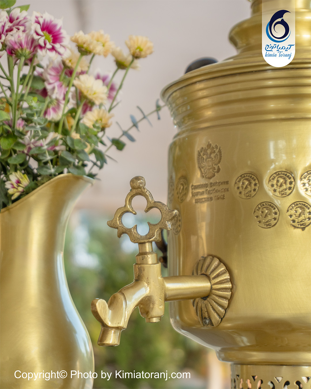 نمای بدنه استوانه‌ای ساده سماور زغالی ۶ لیتری از جنس برنج