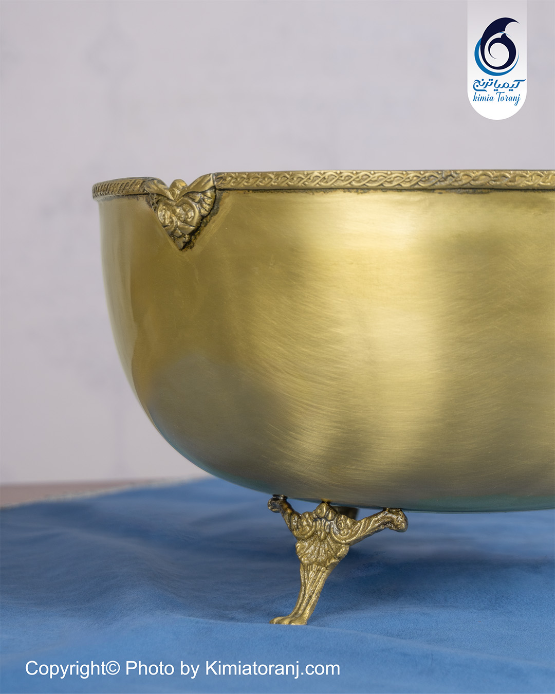 نمای جانبی میوه‌خوری اشکی سه پایه برنجی