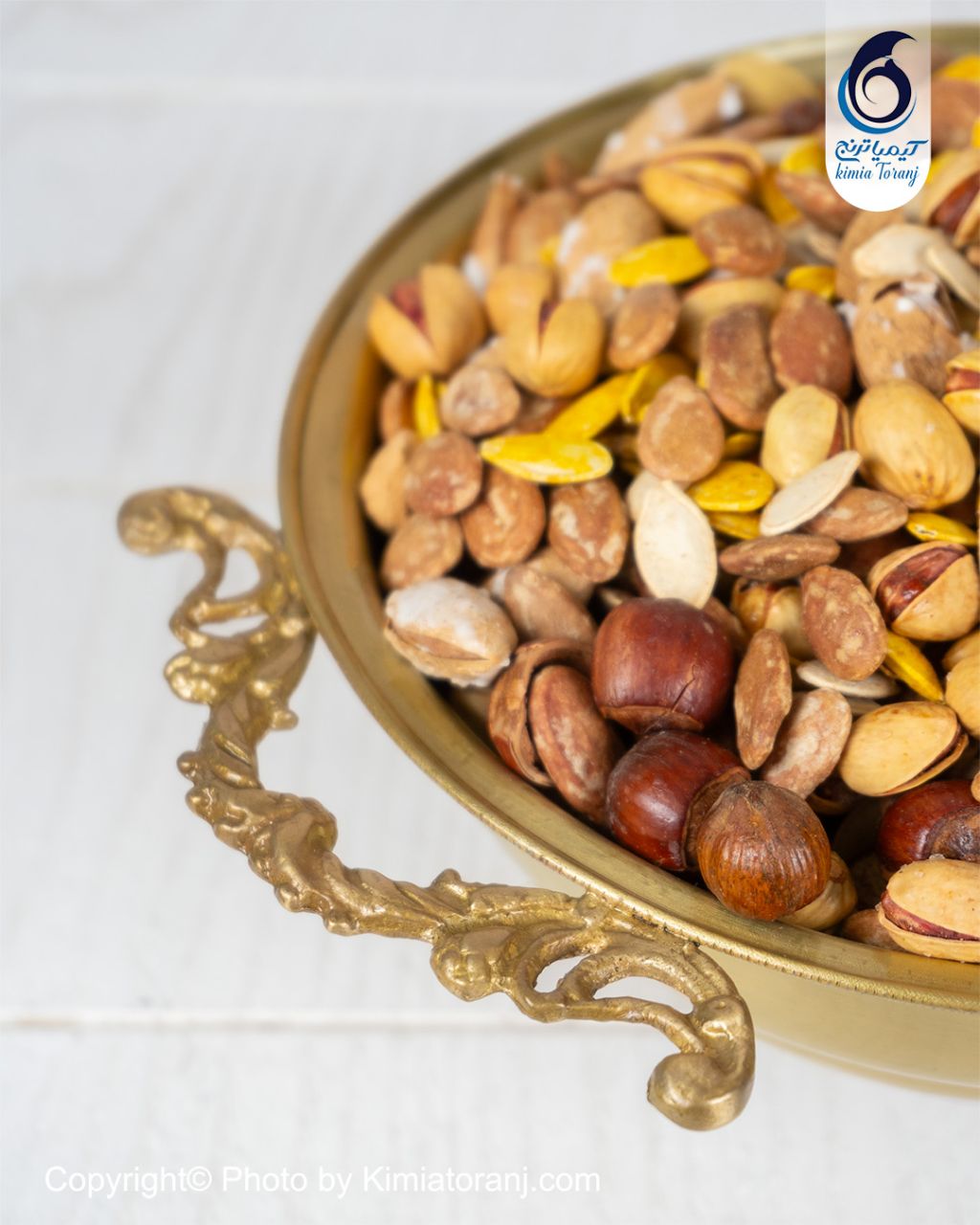 نمای جانبی آجیل خوری برنجی با دسته و سه پایه