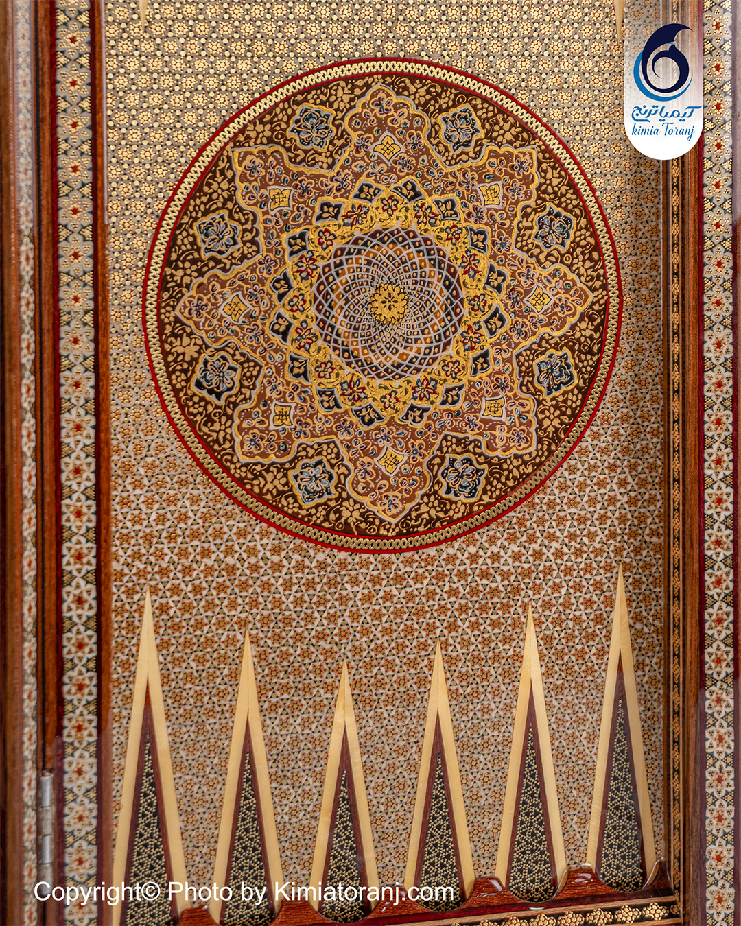 نمای نزدیک سطح تخته نرد تذهیب با زیرکار چوبی