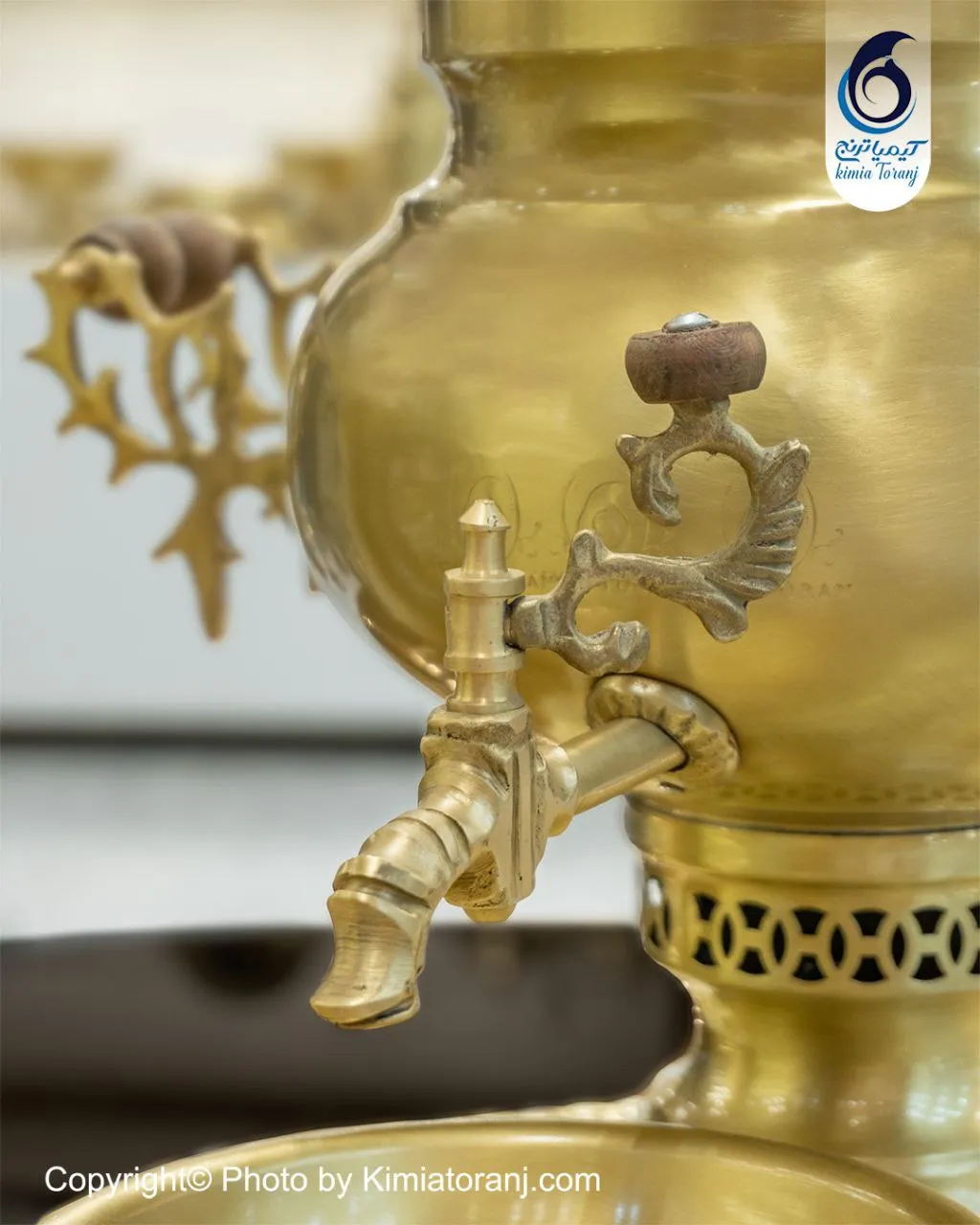 نمای فرم عدسی و بدنه ساده سماور برنجی ۶ لیتری
