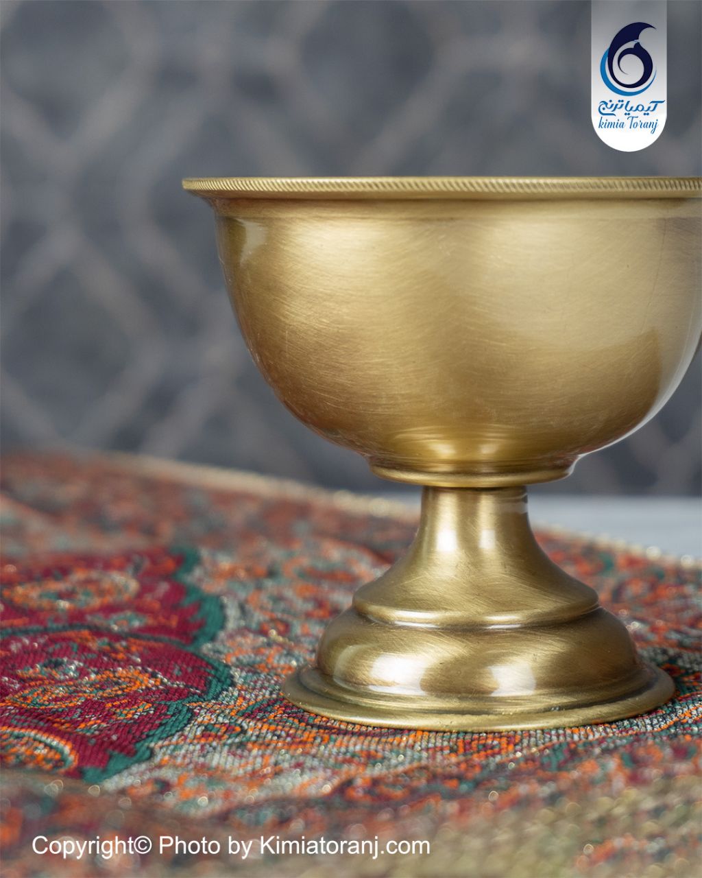 نمای جانبی پیاله کوچک برنجی با پایه تکی