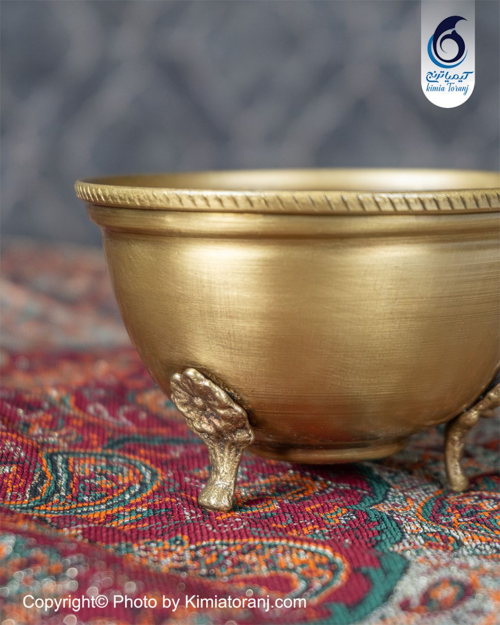 نمای جانبی پیاله کوچک برنجی با سه پایه