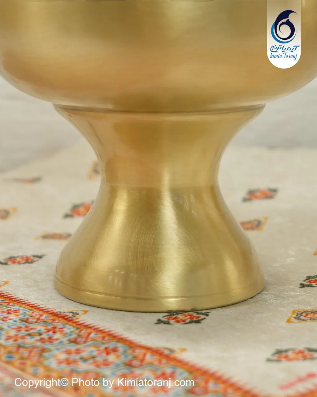 نمای نزدیک پایه و بدنه شکلات خوری برنجی ضخیم